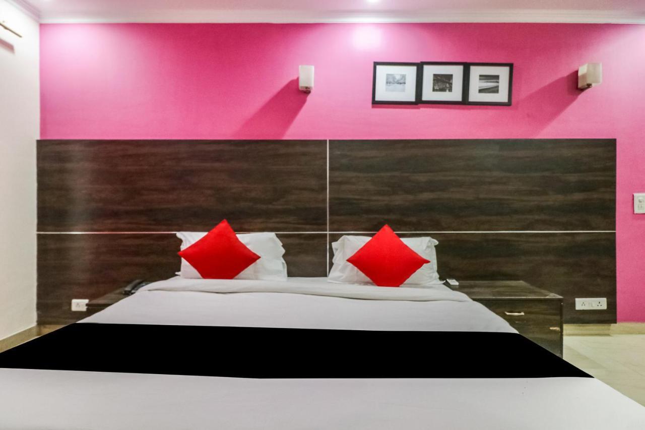 Capital O Hotel Bms Near Appu Ghar Гургаон Экстерьер фото